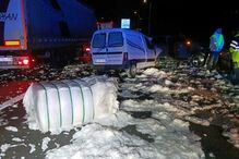 Acidente na Trofa causa feridos e espalha carga de camião pela via