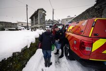 ombeiros ajudam a entregar refeições nas aldeias de Vila Pouca de Aguiar