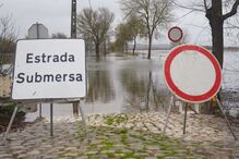 Estrada submersa devido à subida do rio Tejo, em Portugal