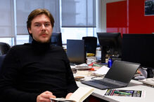 Seguranças do Parlamento cercam jornalista e mandam parar perguntas a deputados