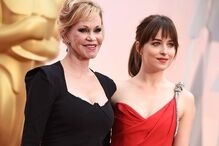 Dakota Johnson surge com novo namorado, cantor oito anos mais novo