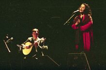 António Chainho, mestre da guitarra portuguesa, e uma fadista atuam em palco