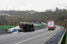 Veículo pesado tombou com o vento forte em Leiria