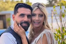 Um casal sorri no dia do seu casamento