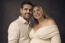 Casal sorridente aguarda a chegada de um bebé