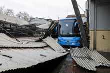 Autocarro preso nos destroços de comércio em Leiria após estragos