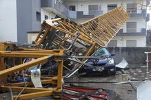Estragos em Leiria: Queda de grua sobre carros e edifícios após mau tempo