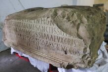 Descoberta base de antiga estátua romana epigrafada com duas toneladas em Faro
