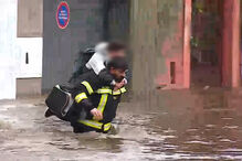 Menino retido em estrada inundada é salvo por bombeiro em Águeda. Veja o momento  