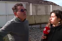 'Sou jornalista, mas também filha': Repórter da CMTV entrevista o pai na casa onde cresceu após passagem do mau tempo