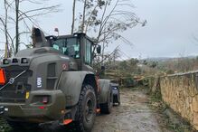 Máquina remove destroços de tempestade com apoio do exército