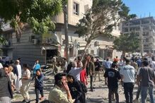 Explosão atinge prédio no porto de Bandar Abbas no sul do Irão. Há um morto e 14 feridos 