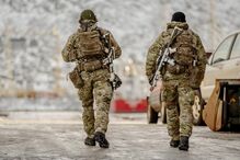 Em Nuuk, capital da Gronelândia, militares patrulham após exaustão mediática causada por Trump