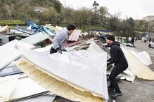 Voluntários removem destroços em Leiria após evento climático adverso