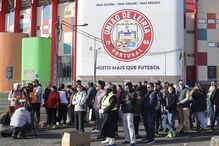 Voluntários reúnem-se em Leiria para limpar a cidade e mostrar o seu apoio ao futebol