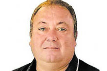 Homem na foto relaciona-se com mortes por temporal na Grande Lisboa devido à depressão Kristin