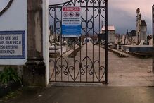 Casal de ladrões assalta carros enquanto donos vão ao cemitério 