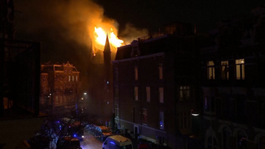 Igreja histórica de Amesterdão consumida pelas chamas na passagem de ano