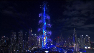 Burj Khalifa ilumina o céu do Dubai na entrada em 2026 