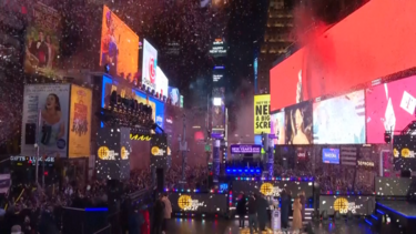 Nova Iorque celebra 2026 com a descida da famosa bola na Times Square 