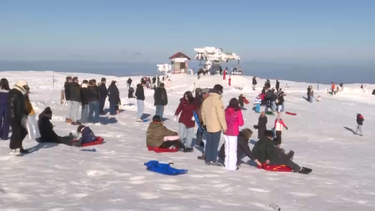 Miúdos e graúdos aproveitaram a neve: Milhares de pessoas celebraram a passagem de ano na Serra da Estrela