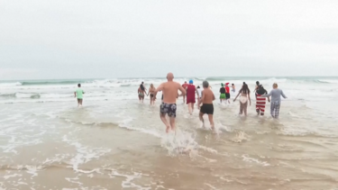Banho de Ano Novo reúne nadadores em Carcavelos