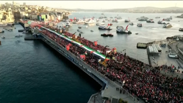 Dezenas de milhares marcham em Istambul em apoio aos palestinianos  