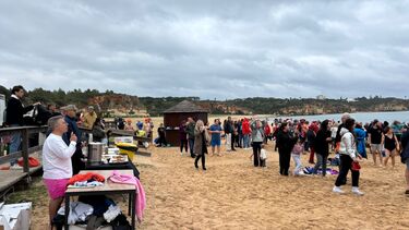 500 pessoas deram o primeiro mergulho do ano em Ferragudo, apesar do frio e da ameaça de chuva