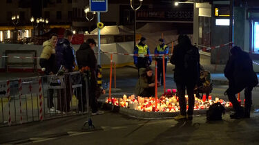 Flores e velas para recordar as mais de 40 vítimas do incêndio em bar de estância de esqui na Suíça 