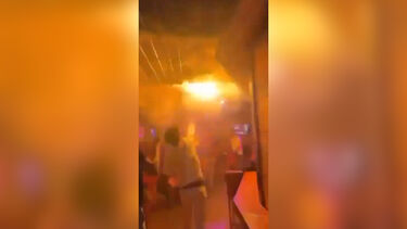 Novas imagens mostram jovem a tentar apagar incêndio e momentos de pânico após fogo alastrar em bar na Suíça