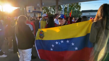 Venezuelanos na Flórida comemoram notícia da captura do presidente Nicolás Maduro