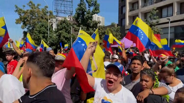 Venezuelanos saem às ruas no Peru e no Chile para comemorar a captura de Maduro