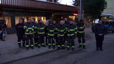 Bombeiros que responderam ao incêndio mortal numa discoteca na Suíça prestam homenagem às vítimas