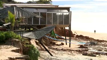 Forte agitação marítima destrói praia do forte novo em Quarteira 