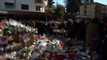 Centenas de pessoas homenageiam as vítimas do incêndio num bar suíço 