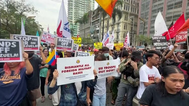 Manifestantes saem à rua em Manila em protesto contra ataque dos EUA à Venezuela 