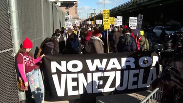 Manifestantes protestam contra ataque dos EUA à Venezuela em frente à prisão onde Maduro está detido em Nova Iorque   