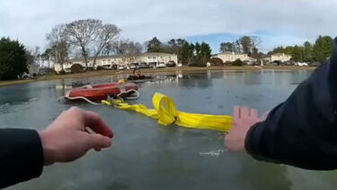 O momento em que criança é resgatada após cair em lago gelado no dia de Natal 