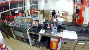 Imagens de videovigilância mostram dona de café a tentar travar ladrão em Braga