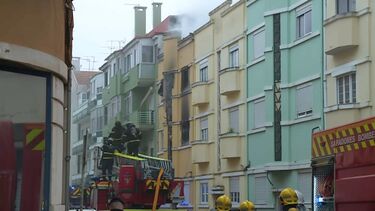 Nova vistoria determina desocupação total de dois prédios após explosão e incêndio em Lisboa
