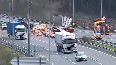 Motorista de camião morre após despiste na A17 em Aveiro. Trânsito condicionado
