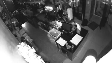 Dois ladrões filmados a assaltar restaurante na Amadora