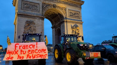 Agricultores levam tratores até ao centro Paris em protesto contra a Mercosul   