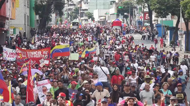 Milhares de pessoas marcham na capital da Venezuela a exigir regresso de Maduro  