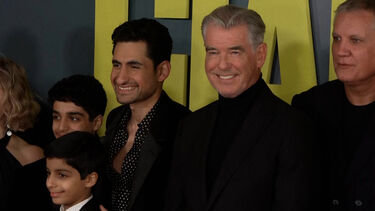 Pierce Brosnan brilha na antestreia do filme ‘Giant’ em Londres  