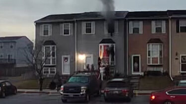 Vizinhos arriscam a vida para salvar família presa dentro de casa em chamas nos EUA  