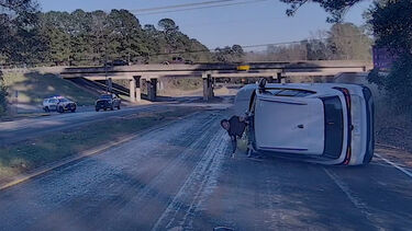 Perseguição policial no Texas termina com carro capotado e suspeito detido  