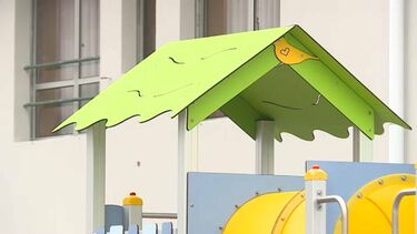 Creche indicou à mãe que a bebé de 7 meses foi deixada na sala das crianças de 1 ano e foi aí que ocorreu a agressão