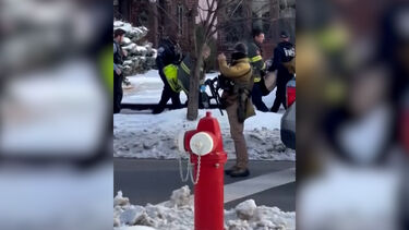 Novas imagens mostram mulher morta pelo ICE a ser transportada pelos bombeiros após tiroteio   