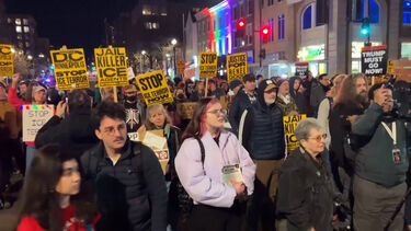 Protestos em várias cidades dos EUA após mulher ser morta por agente do ICE  